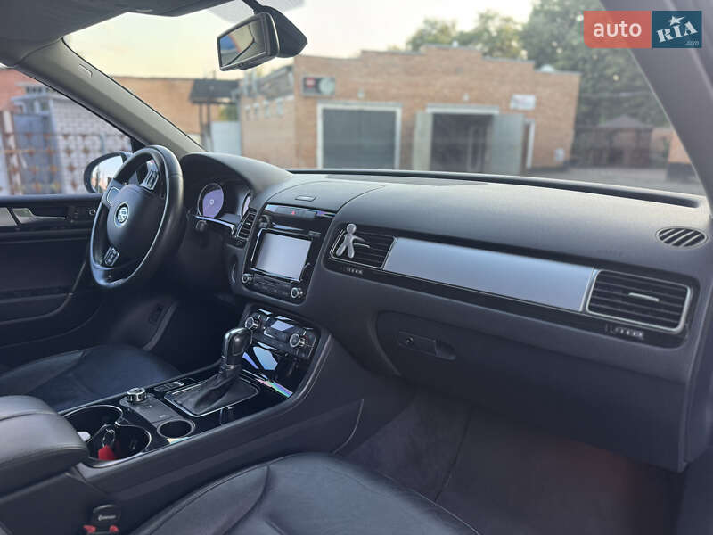 Внедорожник / Кроссовер Volkswagen Touareg 2012 в Киеве