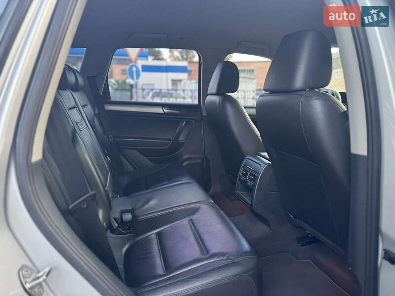 Внедорожник / Кроссовер Volkswagen Touareg 2012 в Киеве