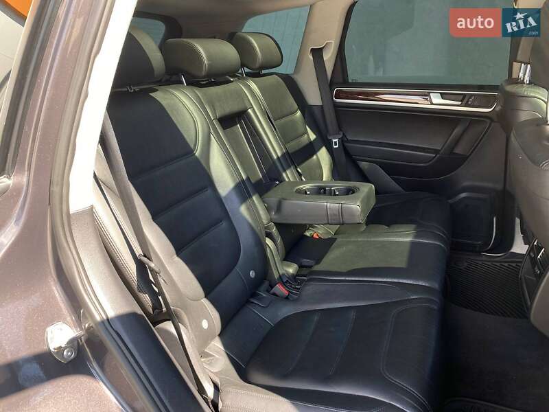 Внедорожник / Кроссовер Volkswagen Touareg 2012 в Киеве