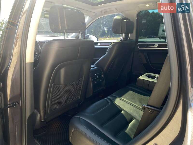 Внедорожник / Кроссовер Volkswagen Touareg 2012 в Киеве