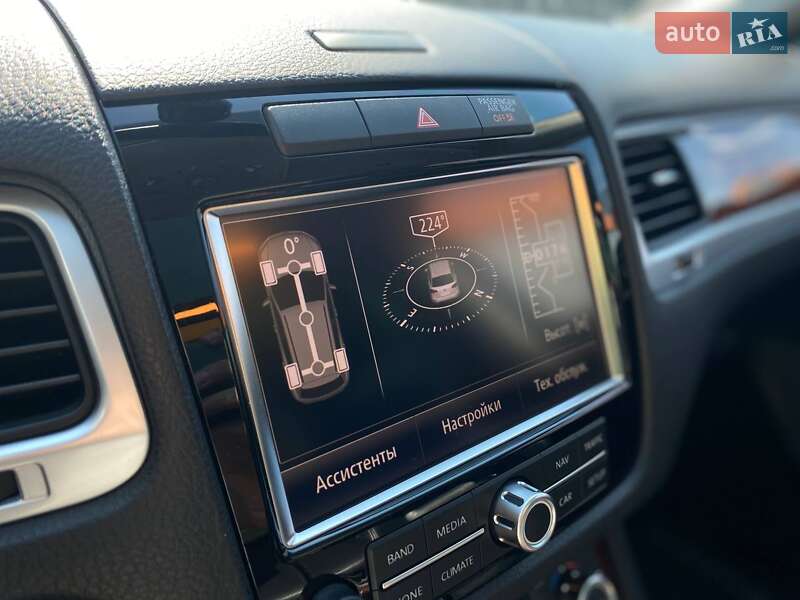 Внедорожник / Кроссовер Volkswagen Touareg 2012 в Киеве