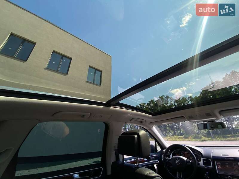 Внедорожник / Кроссовер Volkswagen Touareg 2012 в Киеве