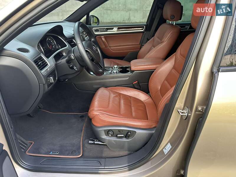 Внедорожник / Кроссовер Volkswagen Touareg 2015 в Киеве