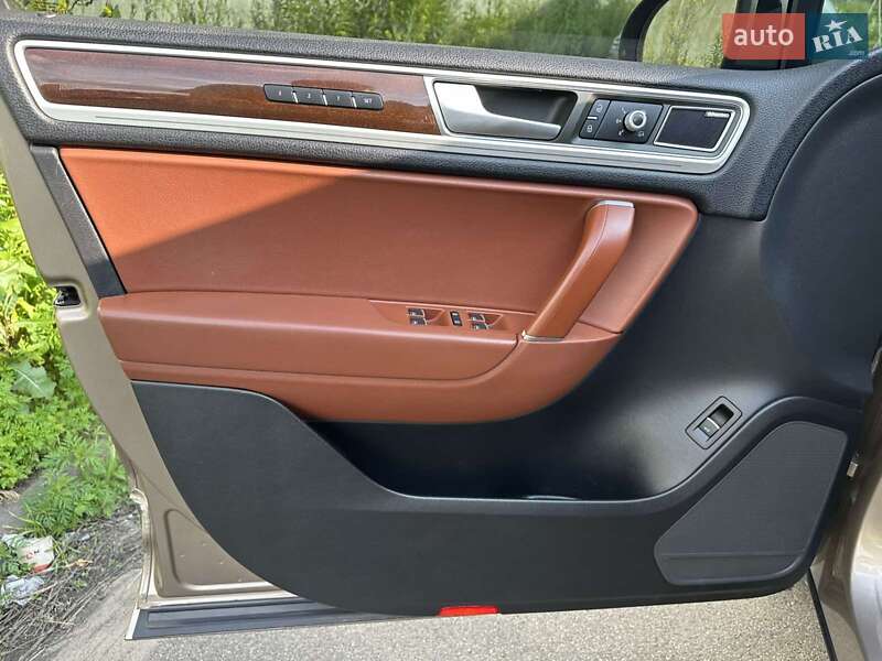 Внедорожник / Кроссовер Volkswagen Touareg 2015 в Киеве