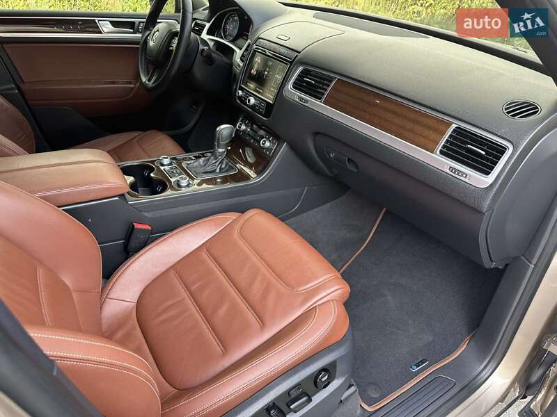 Внедорожник / Кроссовер Volkswagen Touareg 2015 в Киеве