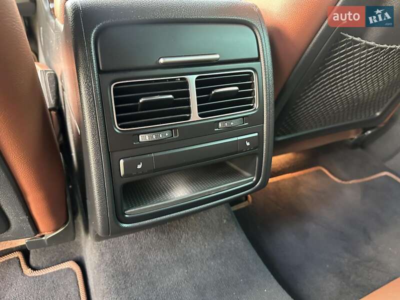 Внедорожник / Кроссовер Volkswagen Touareg 2015 в Киеве