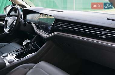 Внедорожник / Кроссовер Volkswagen Touareg 2019 в 