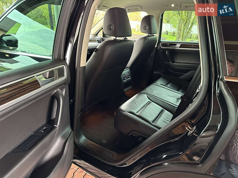 Внедорожник / Кроссовер Volkswagen Touareg 2015 в Львове