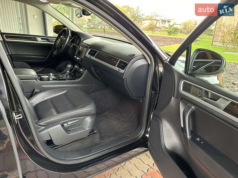 Внедорожник / Кроссовер Volkswagen Touareg 2015 в Львове