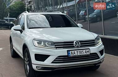 Внедорожник / Кроссовер Volkswagen Touareg 2015 в Киеве