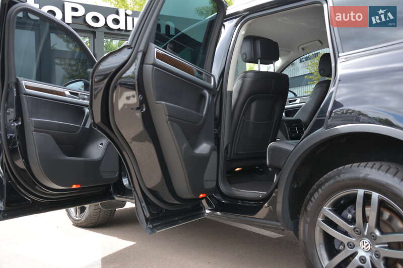Внедорожник / Кроссовер Volkswagen Touareg 2012 в Киеве
