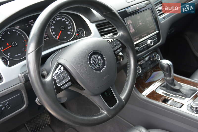 Внедорожник / Кроссовер Volkswagen Touareg 2012 в Киеве