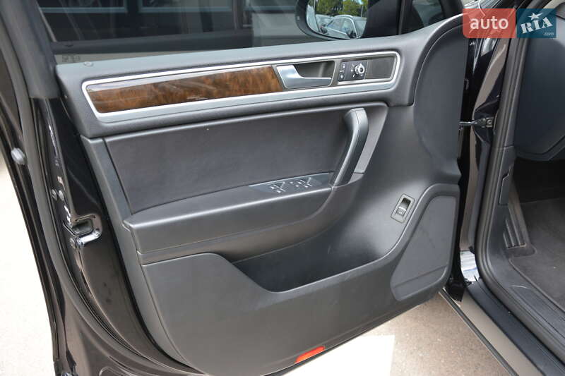 Внедорожник / Кроссовер Volkswagen Touareg 2012 в Киеве