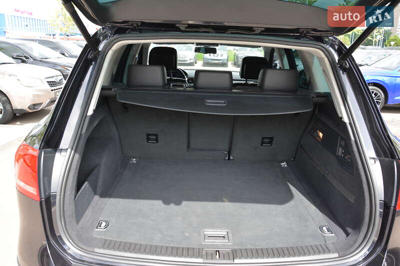 Внедорожник / Кроссовер Volkswagen Touareg 2012 в Киеве