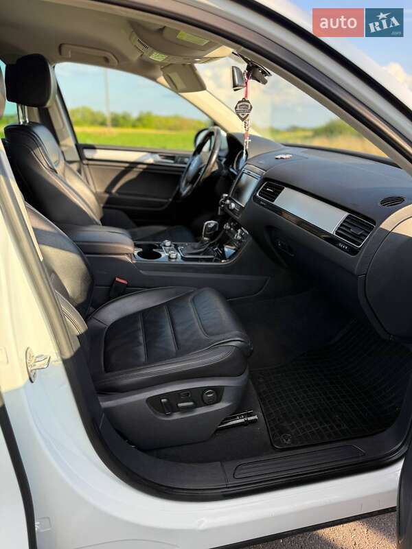 Внедорожник / Кроссовер Volkswagen Touareg 2014 в Буске