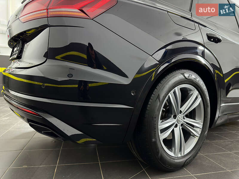 Внедорожник / Кроссовер Volkswagen Touareg 2019 в Казатине