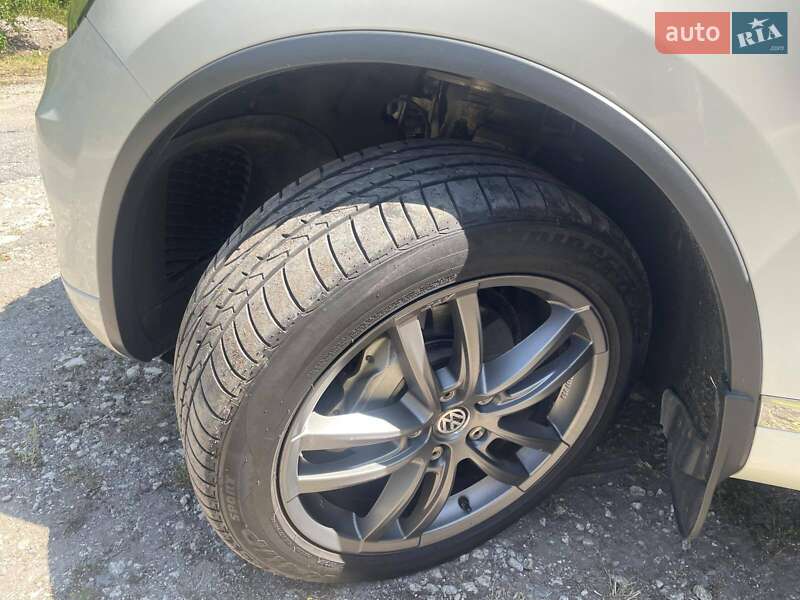 Позашляховик / Кросовер Volkswagen Touareg 2011 в Хмельницькому