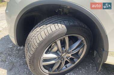 Позашляховик / Кросовер Volkswagen Touareg 2011 в 