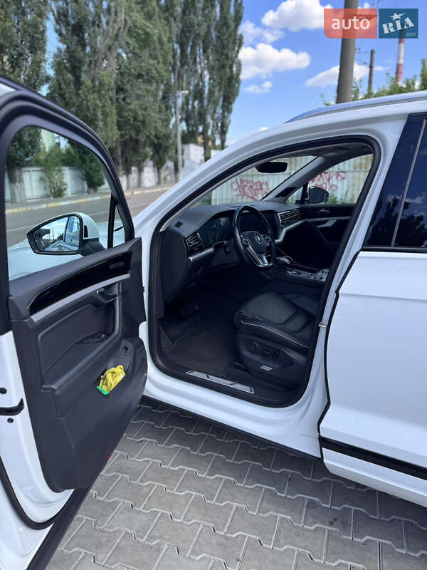 Внедорожник / Кроссовер Volkswagen Touareg 2018 в Киеве
