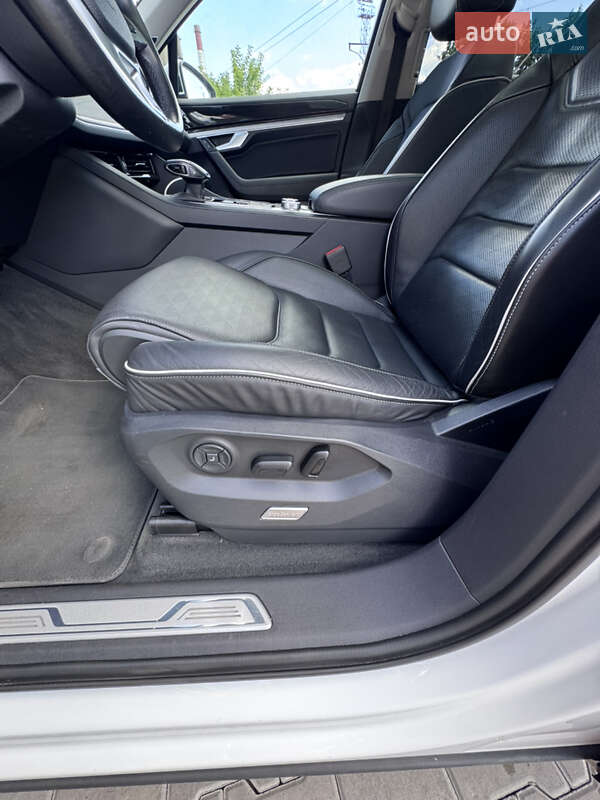 Внедорожник / Кроссовер Volkswagen Touareg 2018 в Киеве