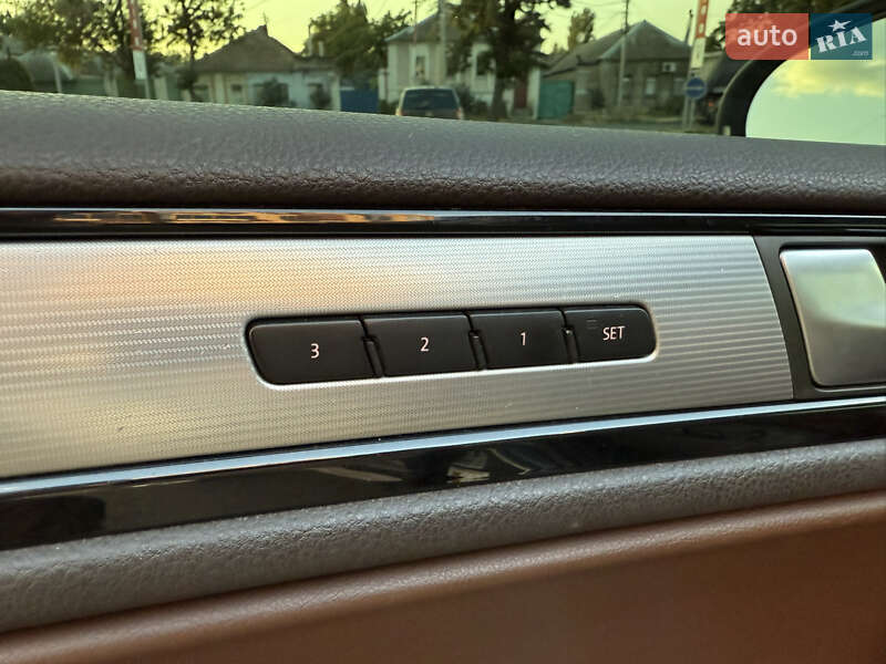 Внедорожник / Кроссовер Volkswagen Touareg 2013 в Одессе