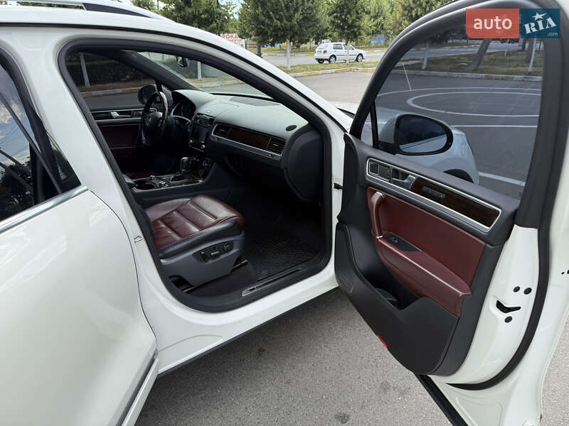 Внедорожник / Кроссовер Volkswagen Touareg 2011 в Киеве