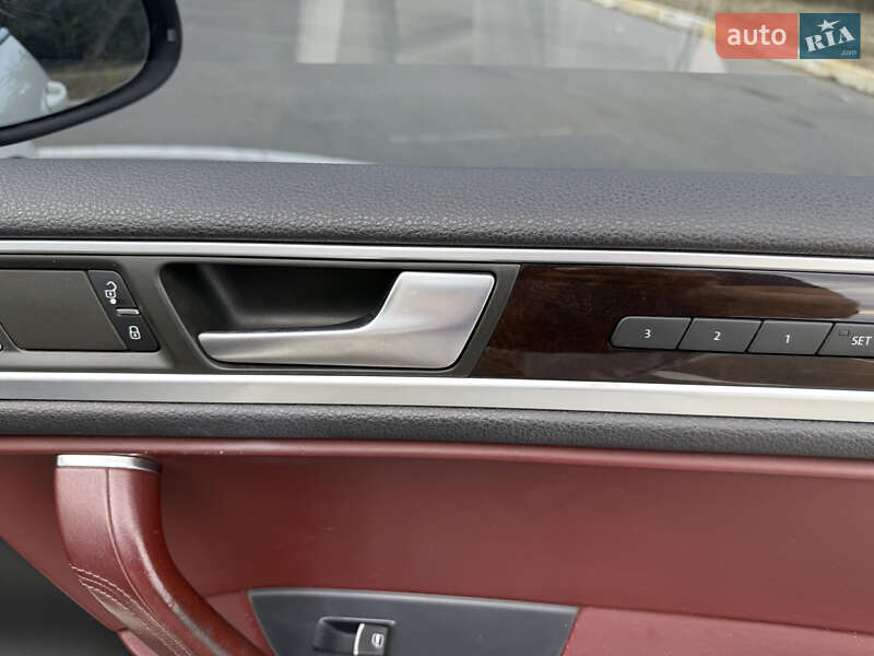 Внедорожник / Кроссовер Volkswagen Touareg 2011 в Киеве