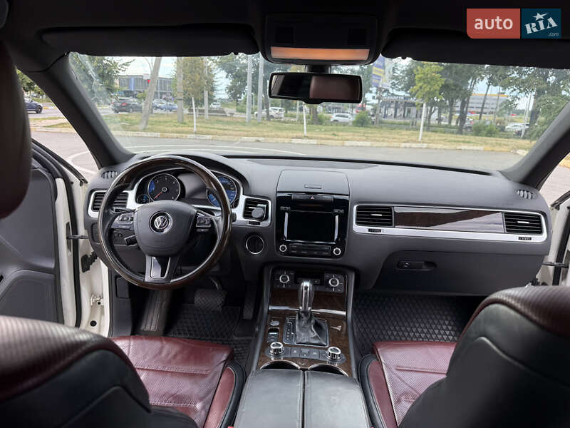 Внедорожник / Кроссовер Volkswagen Touareg 2011 в Киеве