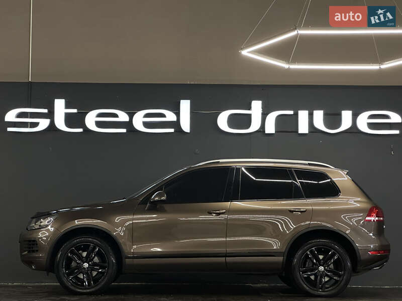 Внедорожник / Кроссовер Volkswagen Touareg 2012 в Николаеве