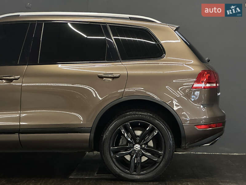 Внедорожник / Кроссовер Volkswagen Touareg 2012 в Николаеве