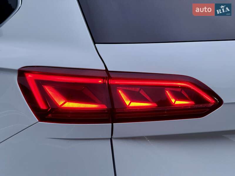 Позашляховик / Кросовер Volkswagen Touareg 2019 в Хусті