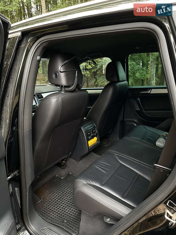 Внедорожник / Кроссовер Volkswagen Touareg 2011 в Ровно