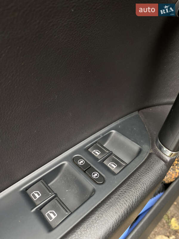 Внедорожник / Кроссовер Volkswagen Touareg 2011 в Ровно