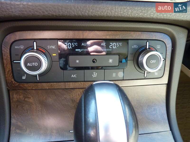 Внедорожник / Кроссовер Volkswagen Touareg 2015 в Житомире