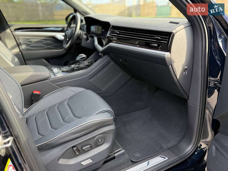 Внедорожник / Кроссовер Volkswagen Touareg 2022 в Киеве