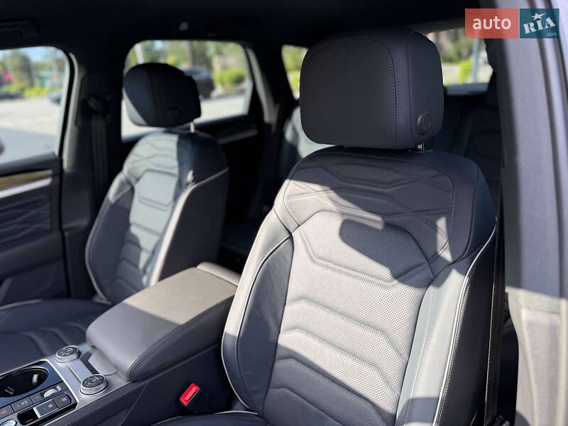 Внедорожник / Кроссовер Volkswagen Touareg 2022 в Киеве