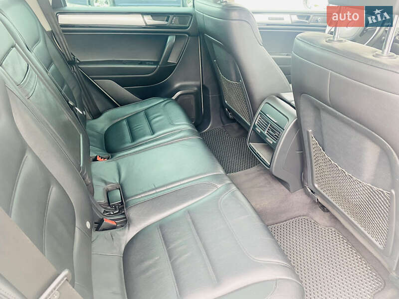 Внедорожник / Кроссовер Volkswagen Touareg 2010 в Черновцах