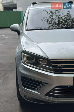 Внедорожник / Кроссовер Volkswagen Touareg 2015 в Киеве