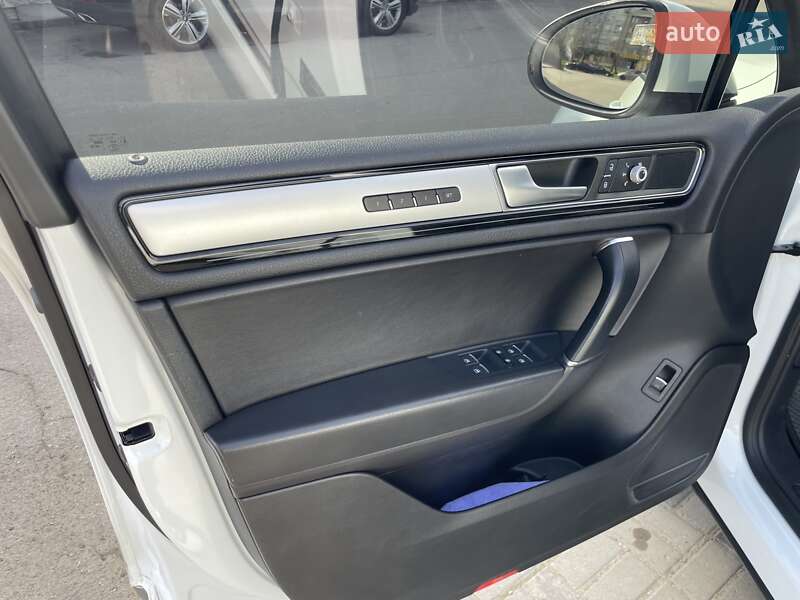 Внедорожник / Кроссовер Volkswagen Touareg 2014 в Черновцах