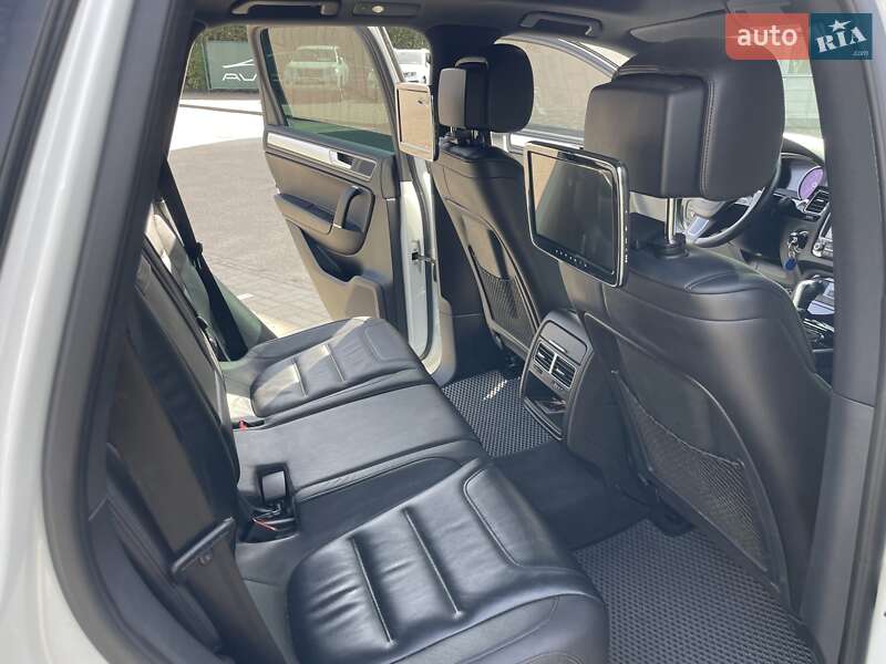 Внедорожник / Кроссовер Volkswagen Touareg 2014 в Черновцах