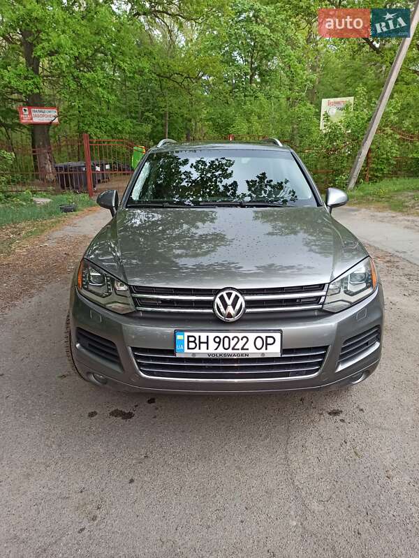 Позашляховик / Кросовер Volkswagen Touareg 2012 в Києві