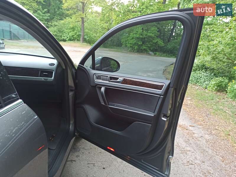 Позашляховик / Кросовер Volkswagen Touareg 2012 в Києві