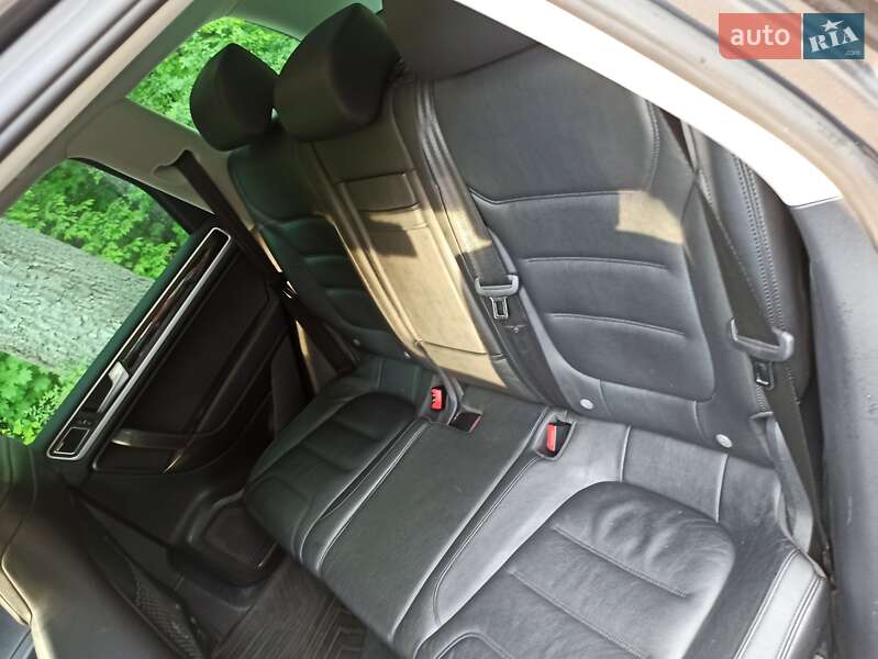 Позашляховик / Кросовер Volkswagen Touareg 2012 в Києві