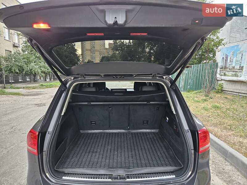 Внедорожник / Кроссовер Volkswagen Touareg 2012 в Киеве