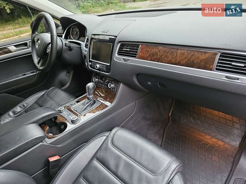 Внедорожник / Кроссовер Volkswagen Touareg 2012 в Киеве