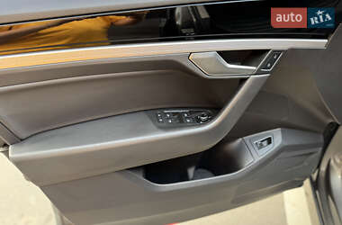 Внедорожник / Кроссовер Volkswagen Touareg 2019 в 