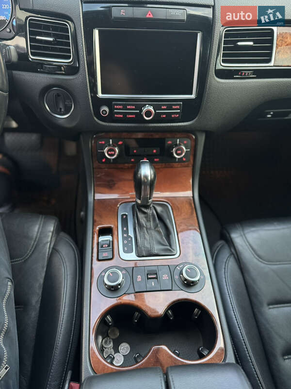 Внедорожник / Кроссовер Volkswagen Touareg 2010 в Ровно