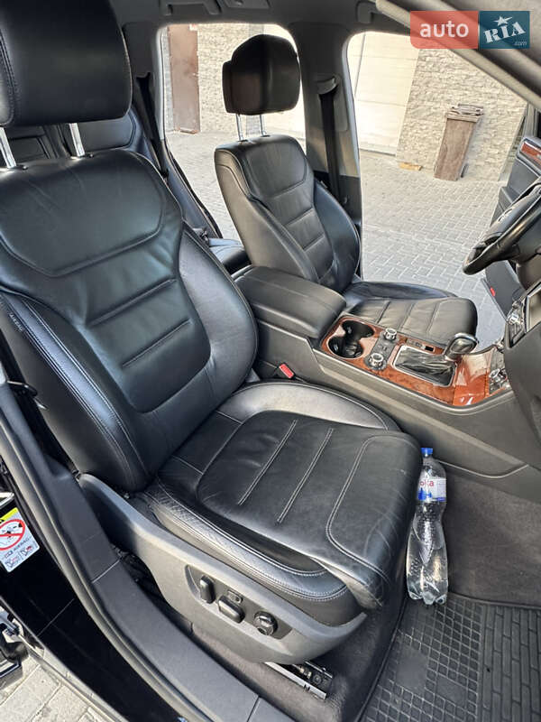 Внедорожник / Кроссовер Volkswagen Touareg 2010 в Ровно