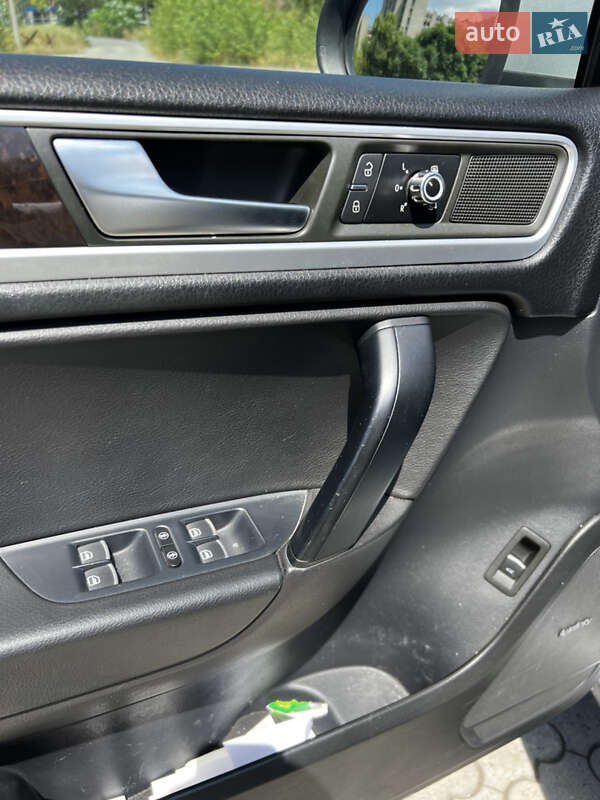 Внедорожник / Кроссовер Volkswagen Touareg 2011 в Днепре