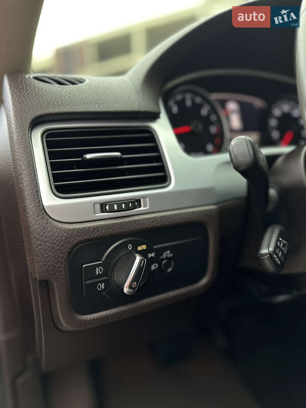 Позашляховик / Кросовер Volkswagen Touareg 2012 в Києві